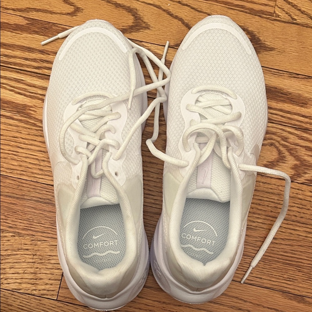 NWOT Nike Women's White Sneakers, size women’s 8.5